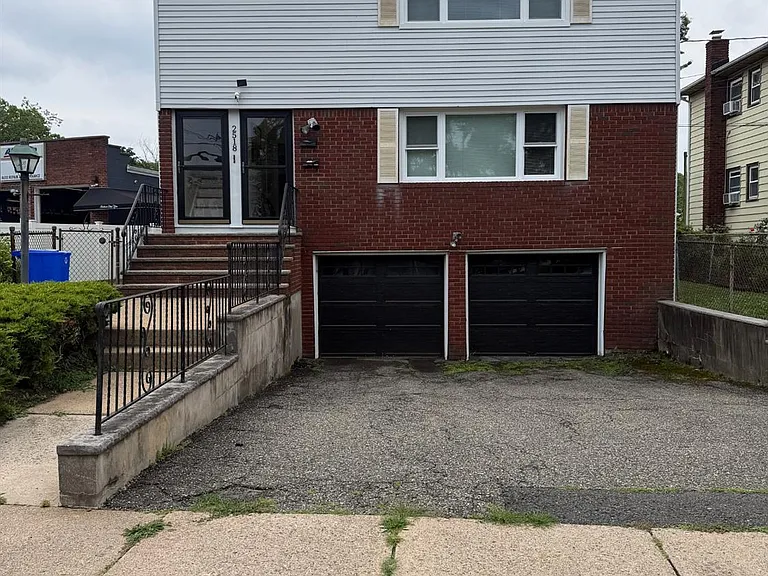 2518 Spruce St — Photo 2