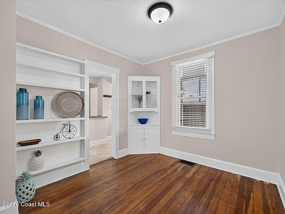 5th image of 834 Alexander St