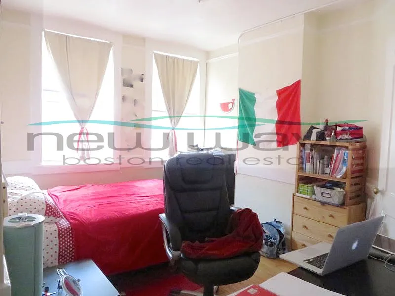 3 bed, 900 sqft, $4,600 — Photo 3
