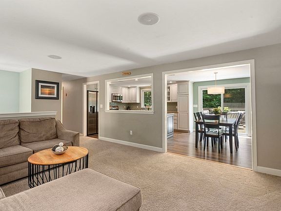 5th image of 424 Summer St