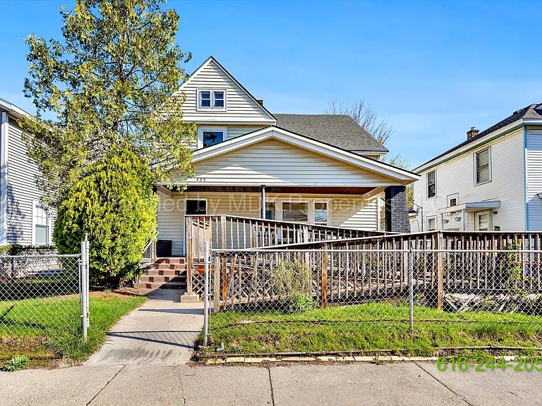 425 Woodlawn St SE — Photo 3