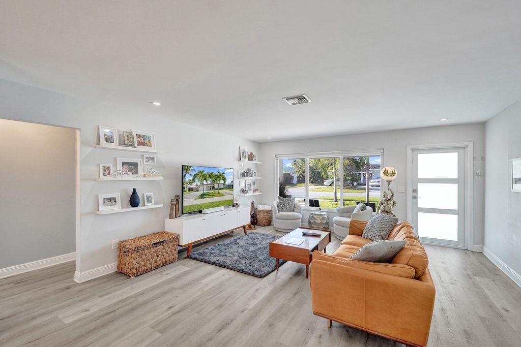 381 SE 3rd Street, photo 8