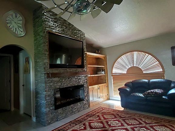 4th image of 1012 SE 5th Ct