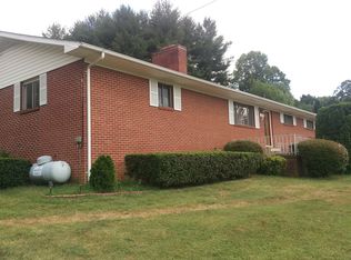 365 Golf Course Rd, Waynesville, NC 28786