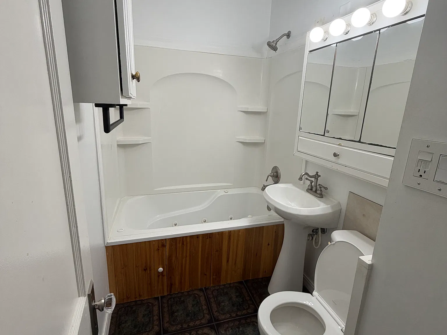 4 bed, 912 sqft, $1,995 — Photo 4