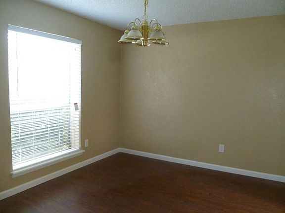 3rd image of 961 Madison Cir