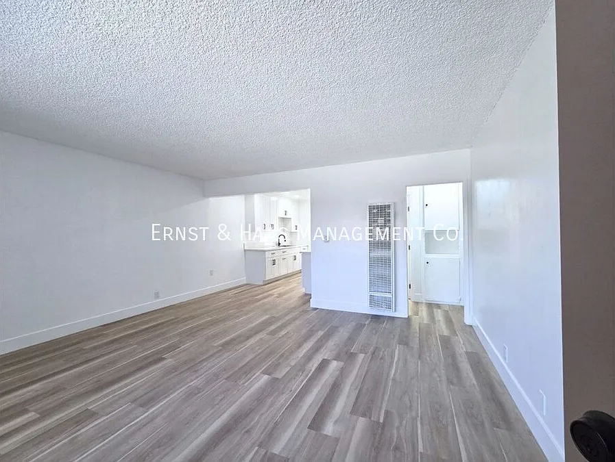 Beautifully Renovated 2-Bedroom Apartment Modern Finishes Throughout! — Photo 2