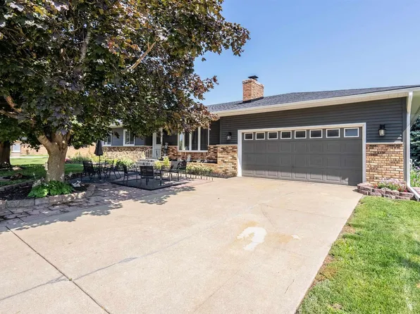 250 W Park View Dr, Walcott, IA 52773