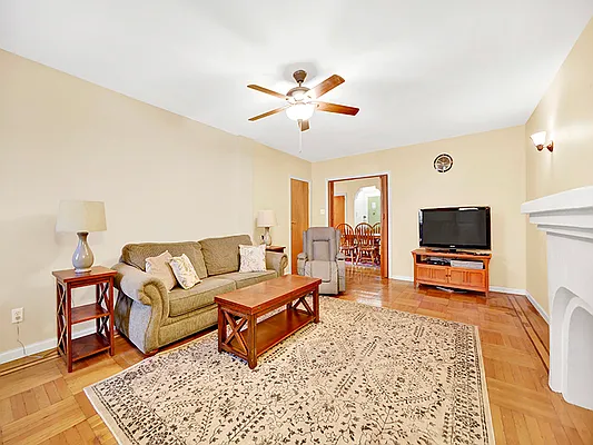 Sold by REMAX Elite | media 28