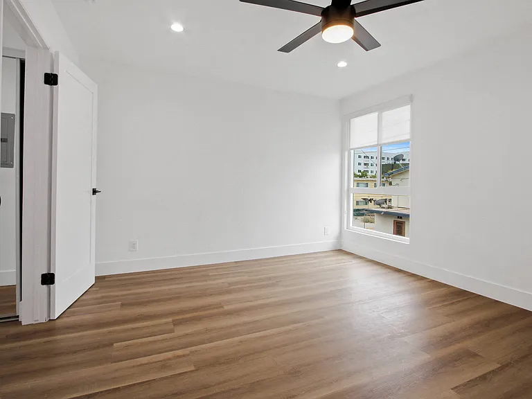 10310 Regent — Photo 25