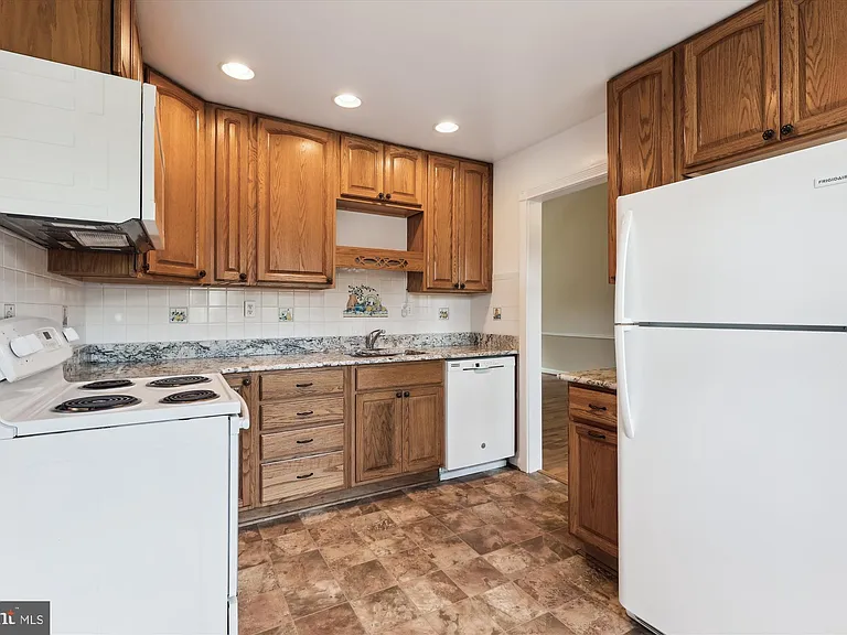 6916 Southridge Dr — Photo 10