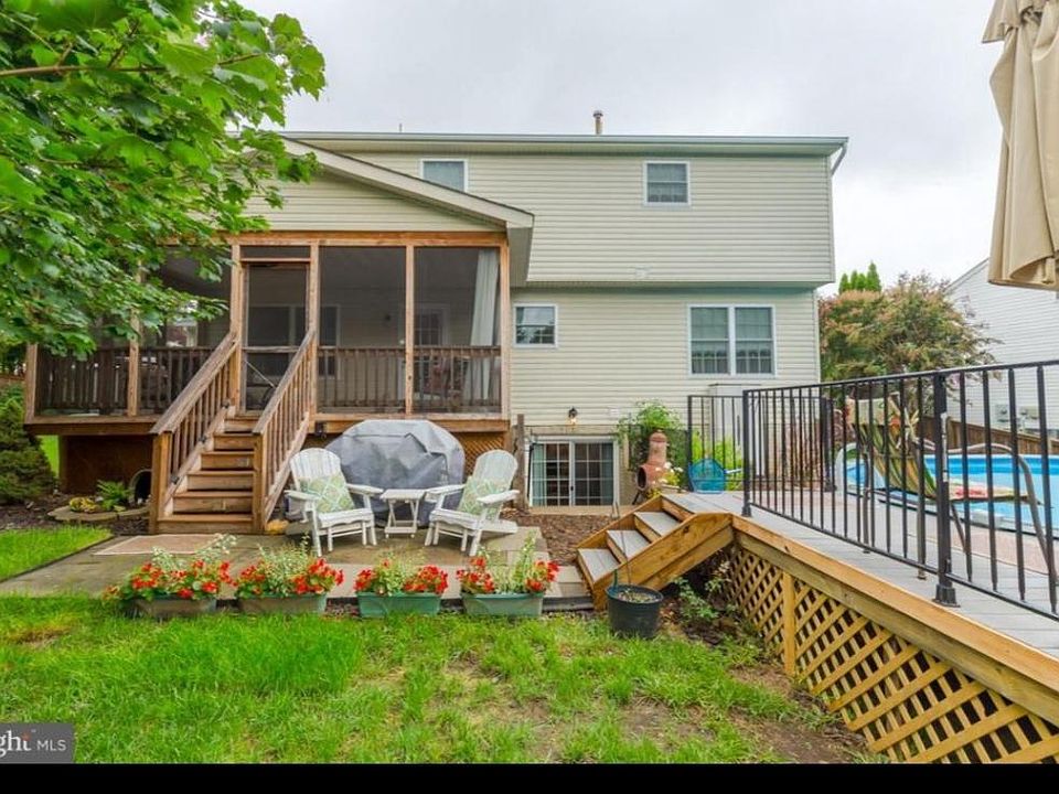 1st image of 13867 Redford Ln #1