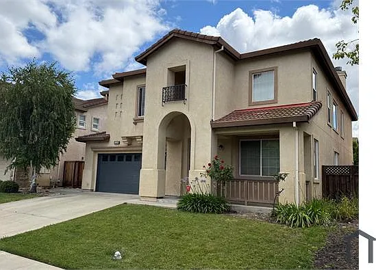 2085 Catalpa Way — Photo 1