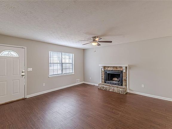 4th image of 153 Adrian Dr