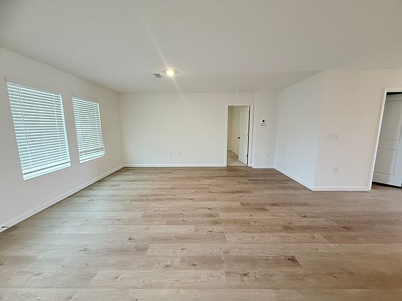5th image of 16118 Eden St