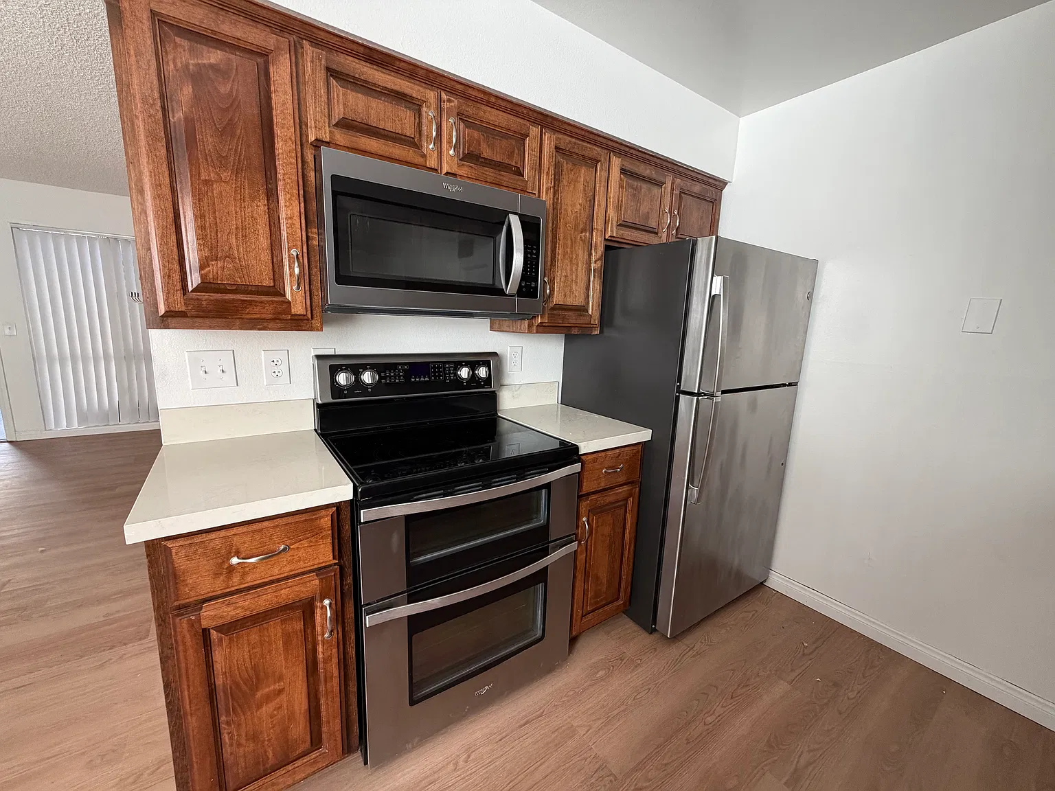 2 bed, 1000 sqft, $3,000 — Photo 2