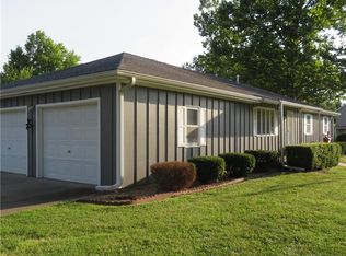 901 E Douglas St, Iola, KS 66749