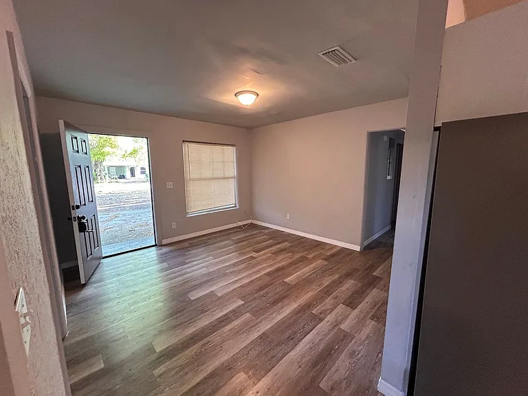 1648 Loyola Dr N — Photo 2