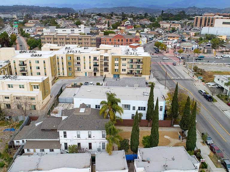 Mariachi Plaza Apartments (OLD) — Photo 6