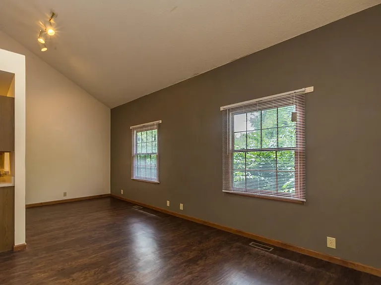 1802 E Maxwell Ln — Photo 7