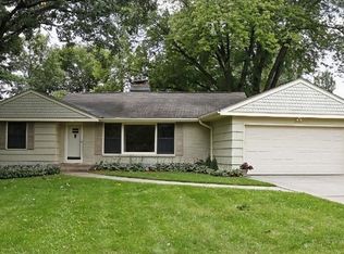 1350 Sextant Ave W, Roseville, MN 55113