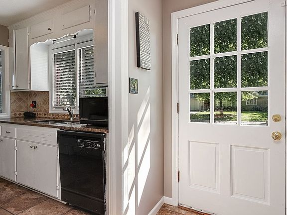 4th image of 609 S Honeysuckle Dr