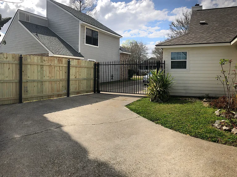 633 Meadow Bend Dr — Photo 2