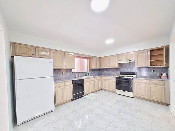 5th image of 308 Dewey Ave #2