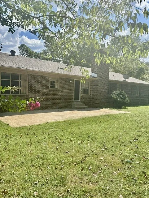 3 bed, 2.0 bath, 2022 sqft, $1,900 — Photo 3
