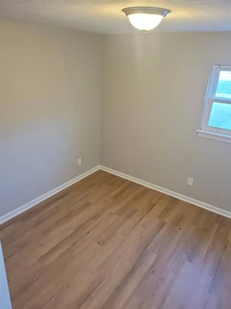 2 BR, 1 BA apartment with W/D Hookups - 4808 Saddlebrook Lane #4, Louisville, KY 40216 — Photo 4
