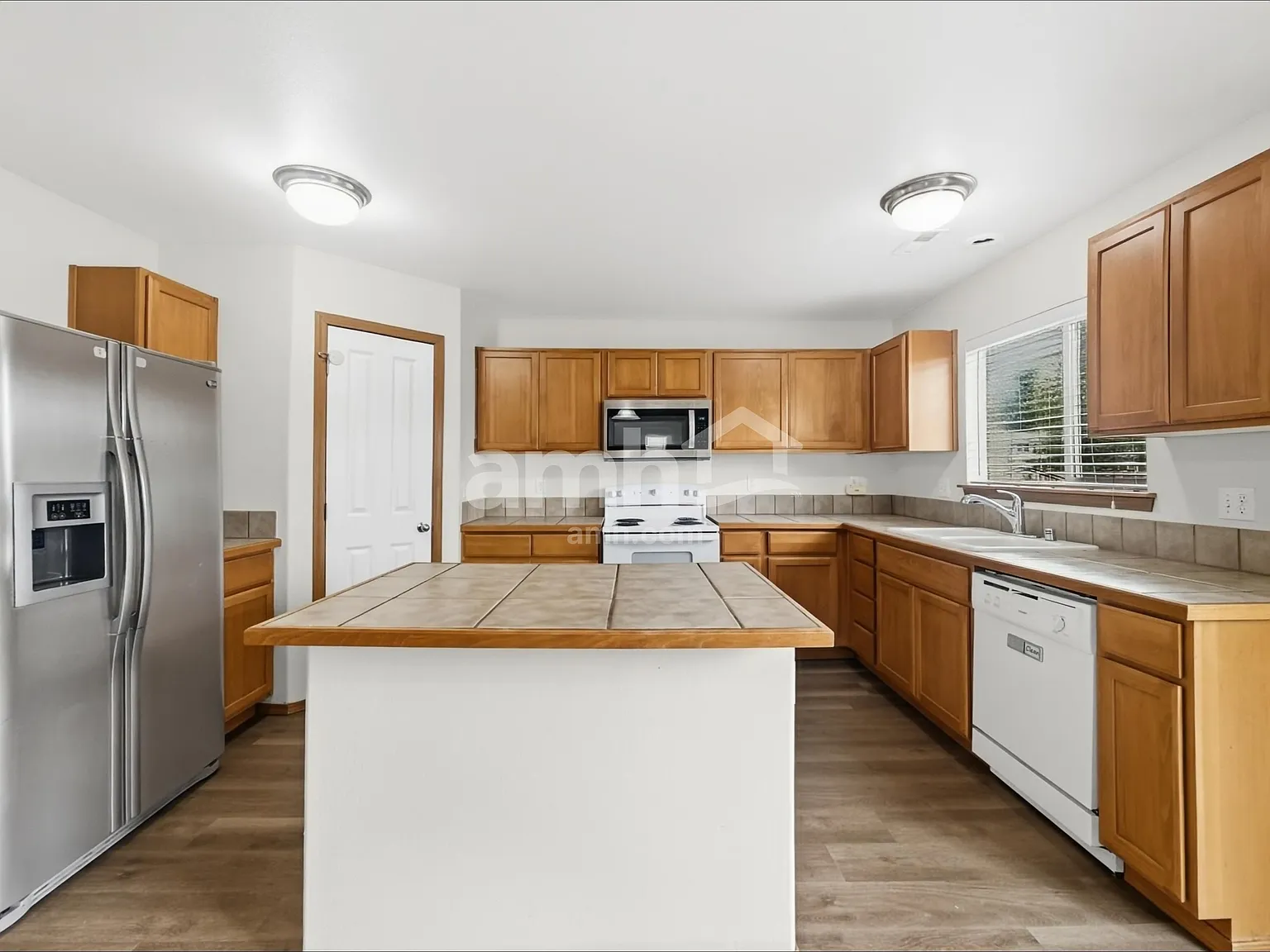 4 bed, 2.5 bath, 2542 sqft, $3,240 — Photo 4