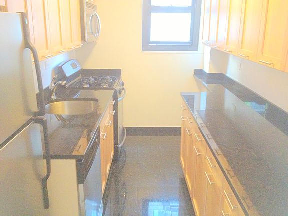 4th image of 333 E 49th St APT 7R