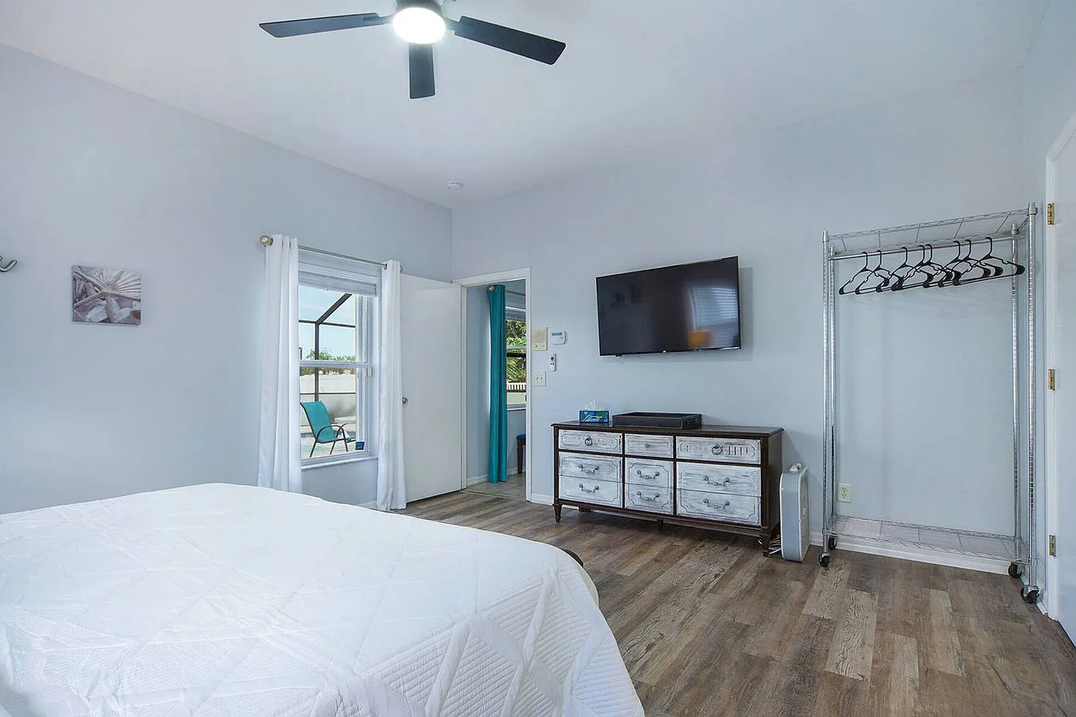 3 bed, 2.0 bath, 1593 sqft, $4,050 — Photo 3