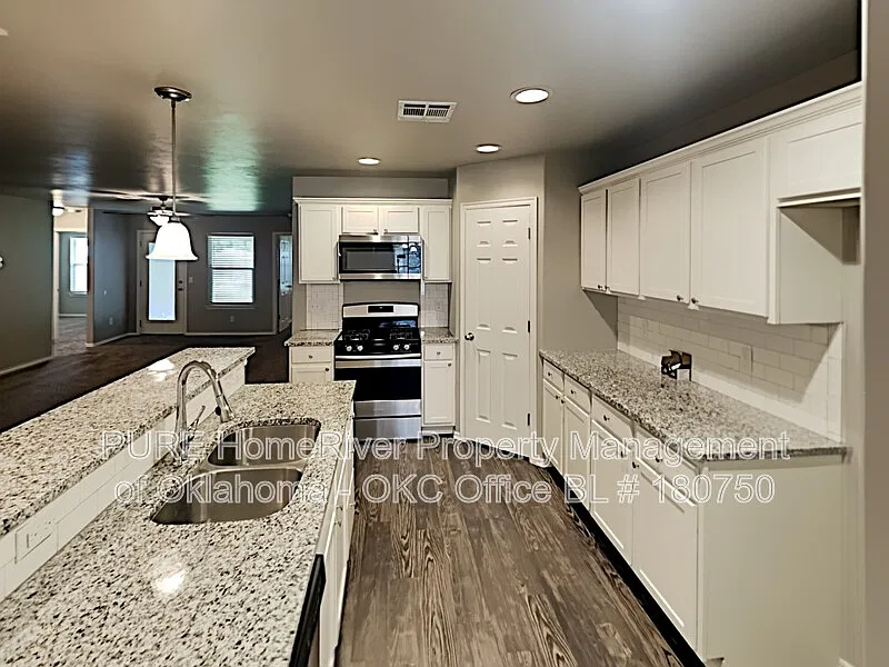 3 bed, 2.0 bath, 1430 sqft, $1,565 — Photo 3