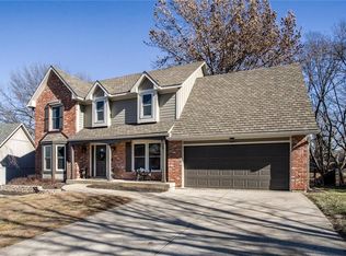 46 NE Shoreview Dr, Lees Summit, MO 64064