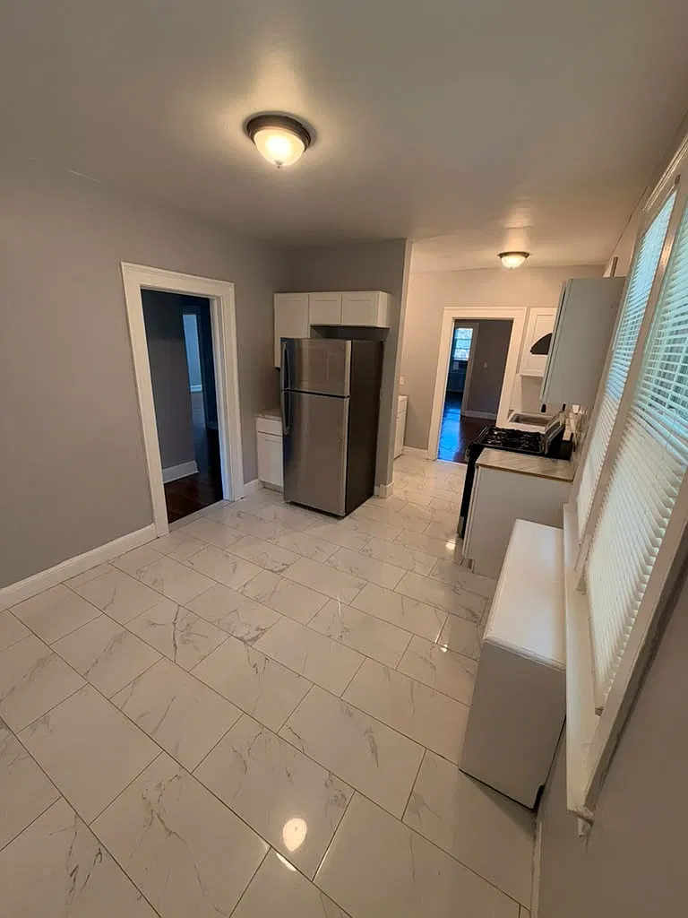 4 bed, 1931 sqft, $2,300 — Photo 2