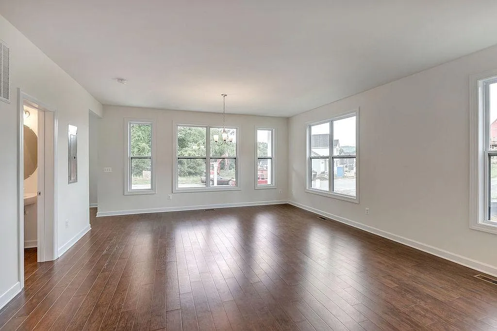 3 bed, 2.5 bath, 2350 sqft, $3,600 — Photo 3