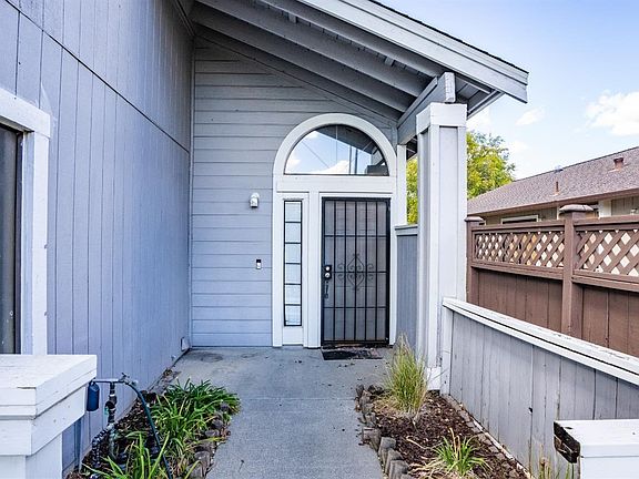 4th image of 789 Meadowhawk Dr