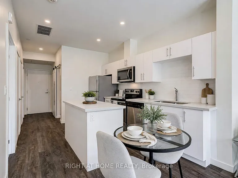 690 King St W #411 — Photo 2