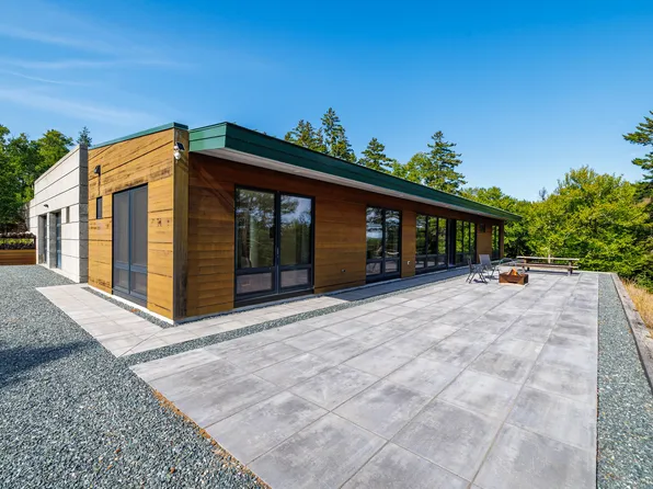 40 Point Road, Brooksville, ME 04642