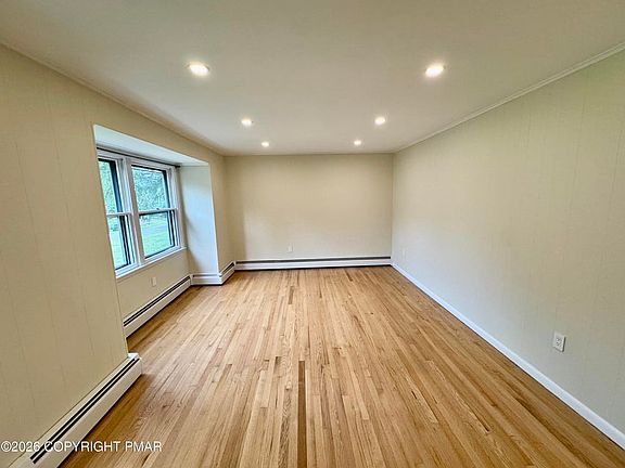 5th image of 1111 Hillcrest Dr