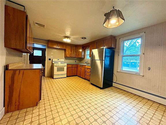4th image of 85 Hilton Ave E