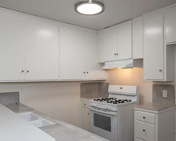 320 N Howard St — Photo 8