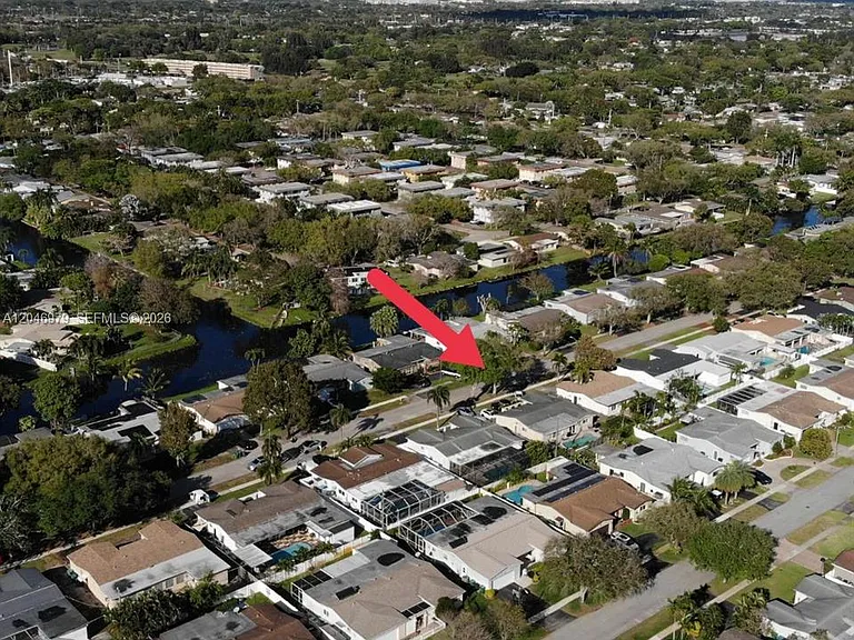 9240 SW 54th St — Photo 40