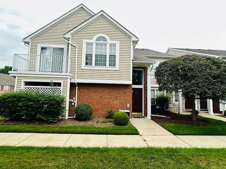 4033 Berkshire Dr — Photo 1