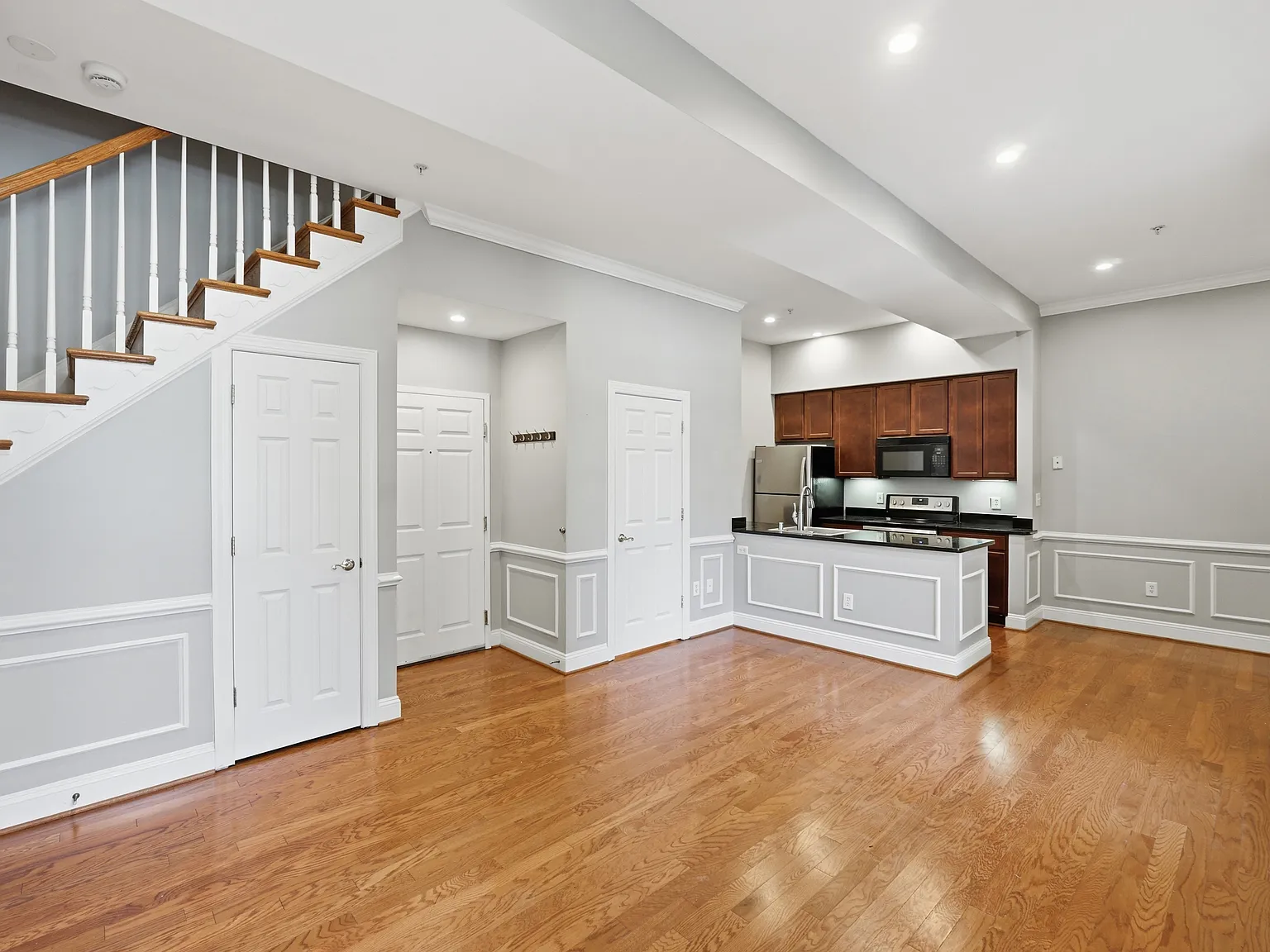 2 bed, 900 sqft, $3,800 — Photo 3