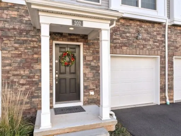 202 Emerald Dr, Branchburg Twp, NJ 08876