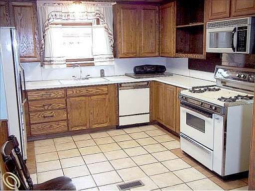 5th image of 13984 Grandmont Ave
