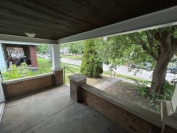 3rd image of 821 N Bradley Ave