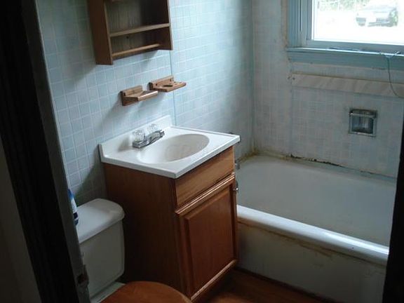 4th image of 984 E 17th Ave